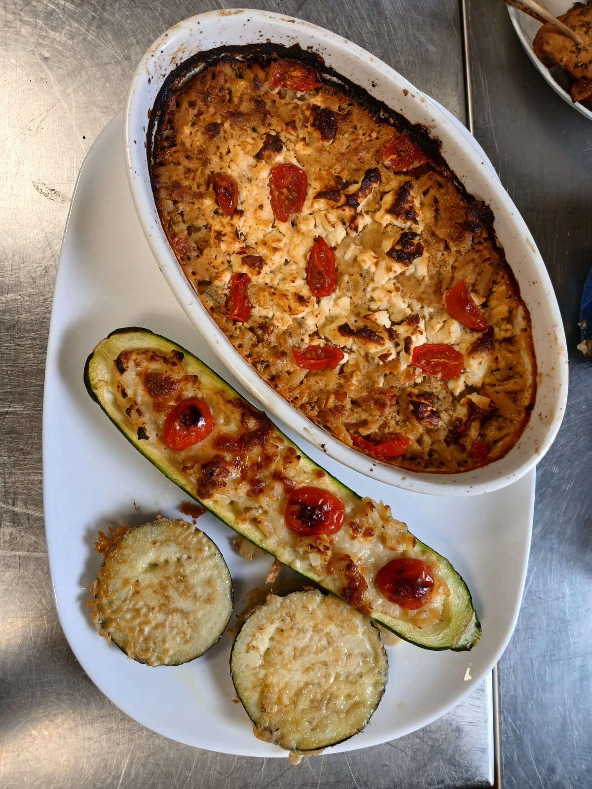 Franken Food Express – Catering für Partys – Dieses Gericht scheint gefüllte Zucchini-Boote zu sein.