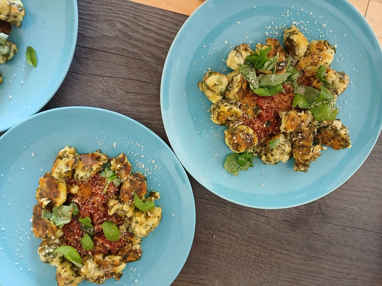 Franken Food Express – Catering für Partys – Dieses Gericht scheint gebratene Gnocchi mit Marinara-Sauce zu sein.