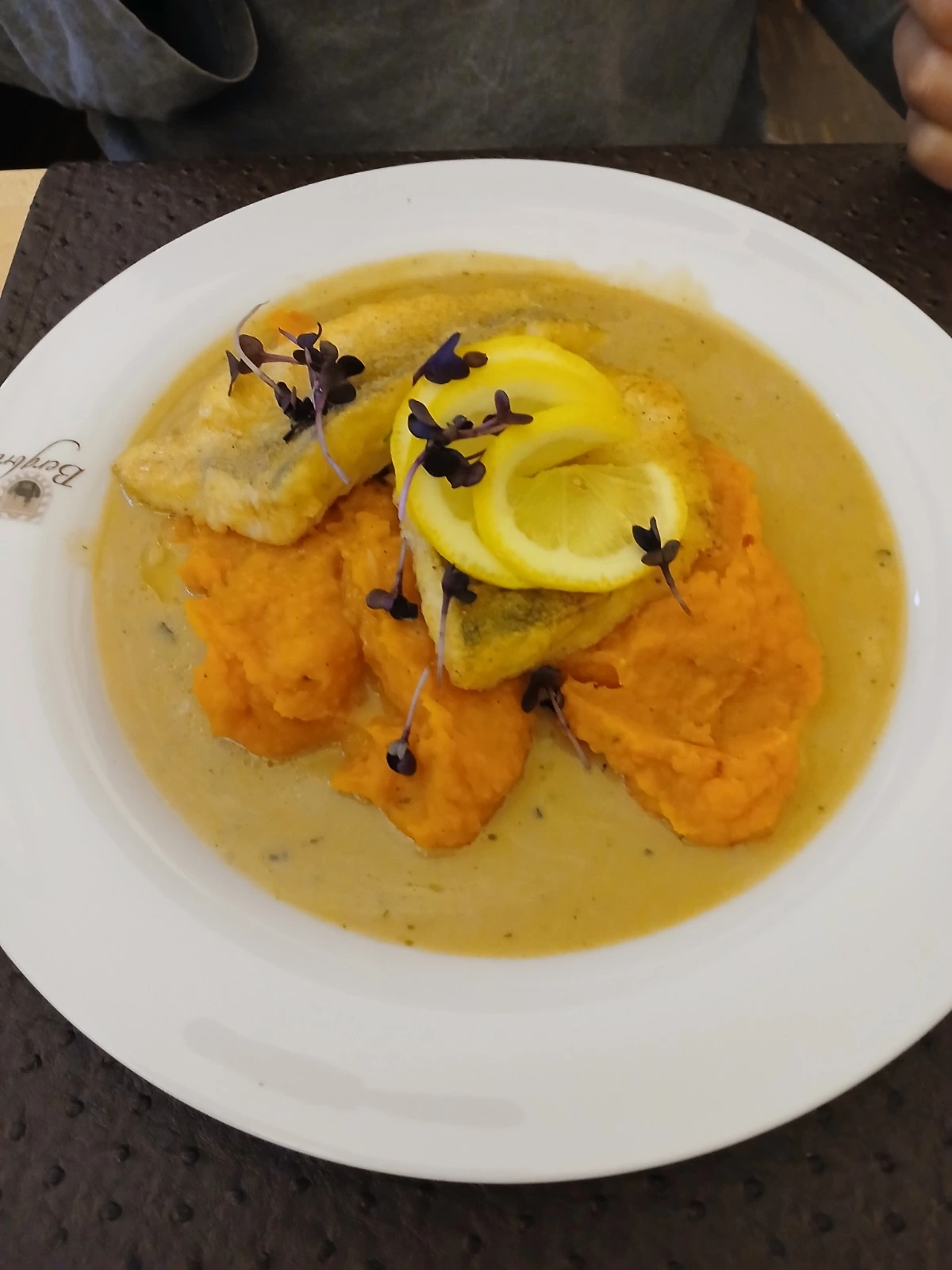 Franken Food Express – Catering für Partys – Dieses Gericht besteht aus gebratenen Fischfilets auf einem leuchtend orangefarbenen Süßkartoffel- oder Karottenpüree.