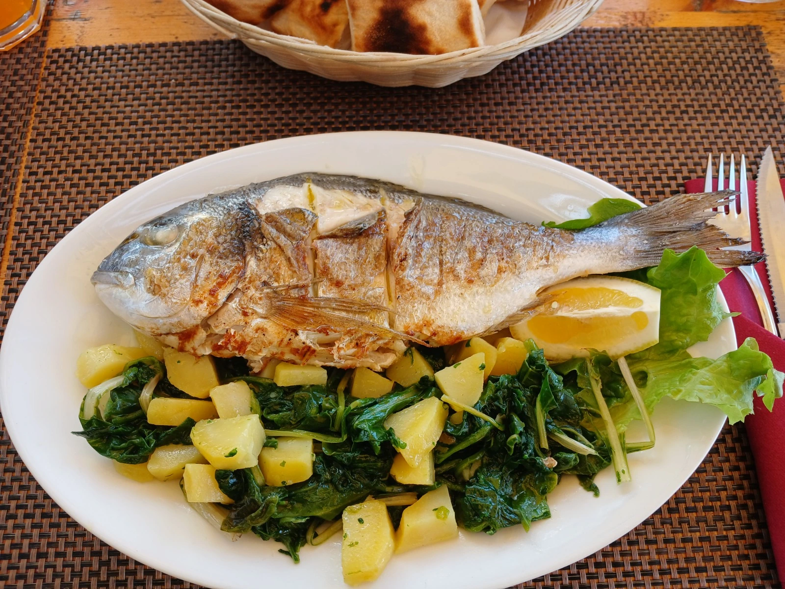 Franken Food Express – Partybewirtung – Dieses Gericht scheint eine gegrillte oder gebackene Goldbrasse (auch bekannt als Dorade oder Orata) zu sein.