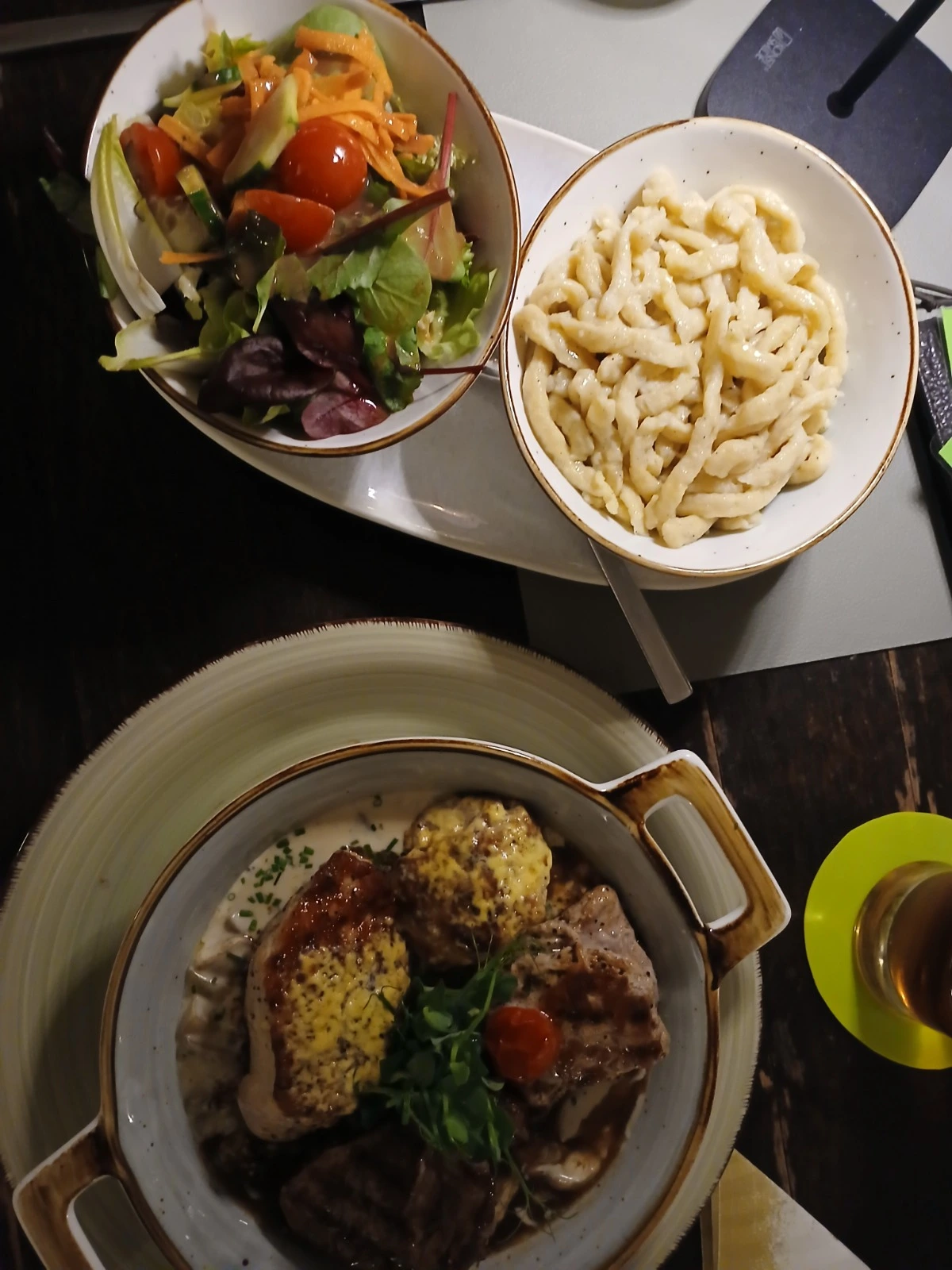 Franken Food Express – Catering für Partys – Dieses Gericht enthält traditionelle deutsche Spätzle, weiche Eiernudeln.