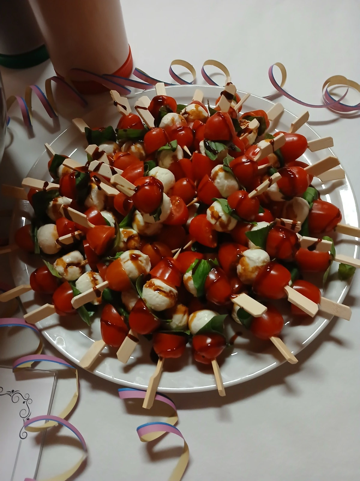 Franken Food Express – Partybewirtung – Dieses Bild zeigt Caprese-Spieße auf einer weißen Platte, wahrscheinlich als Buffet-Vorspeise gedacht.