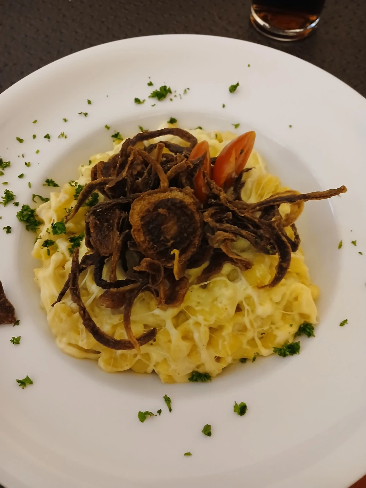 Franken Food Express – Catering für Partys – Dieses Gericht sind Käsespätzle, ein traditionelles deutsches Wohlfühlgericht, ähnlich wie Makkaroni mit Käse.